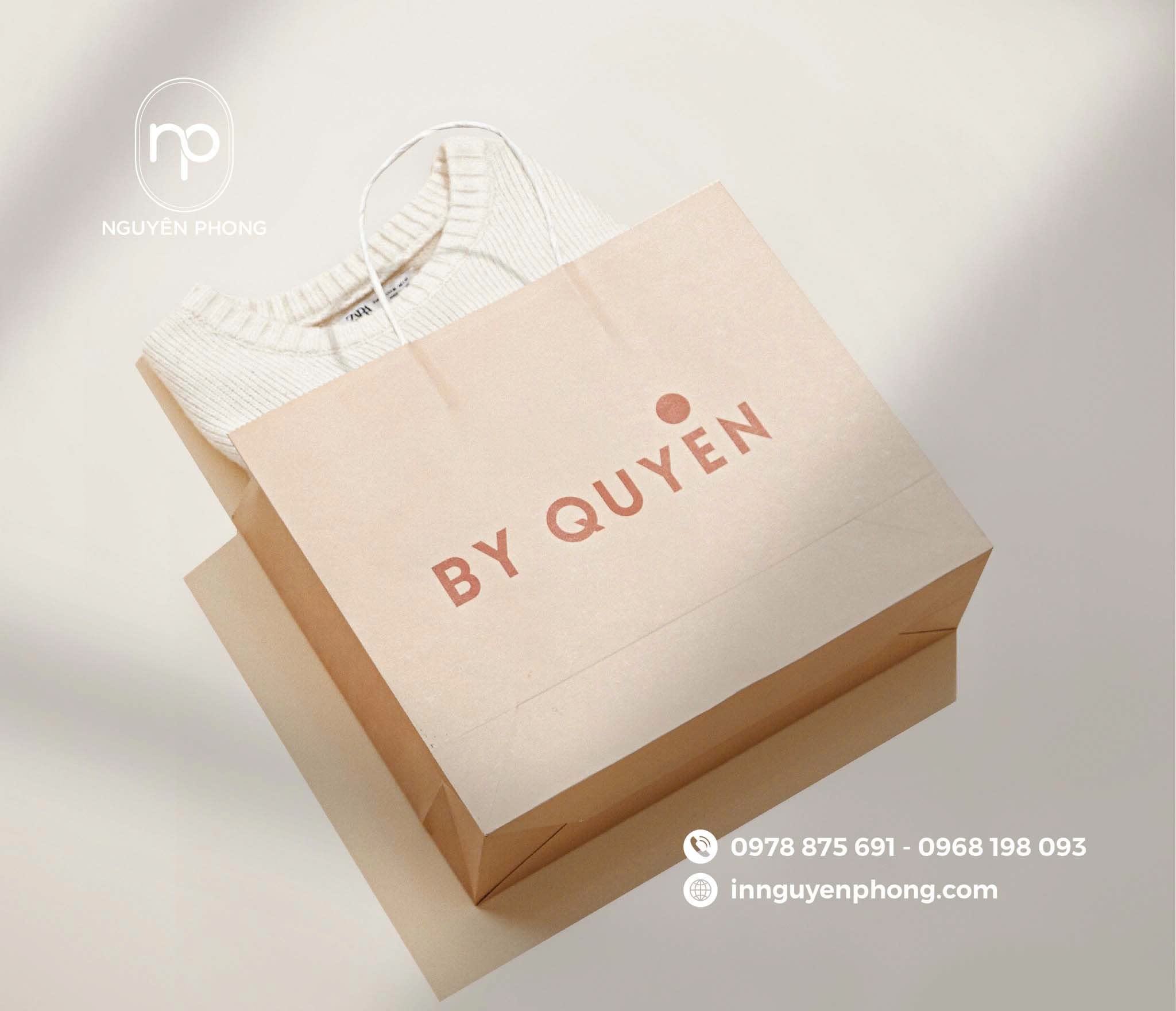 Túi giấy đựng quần áo in logo
